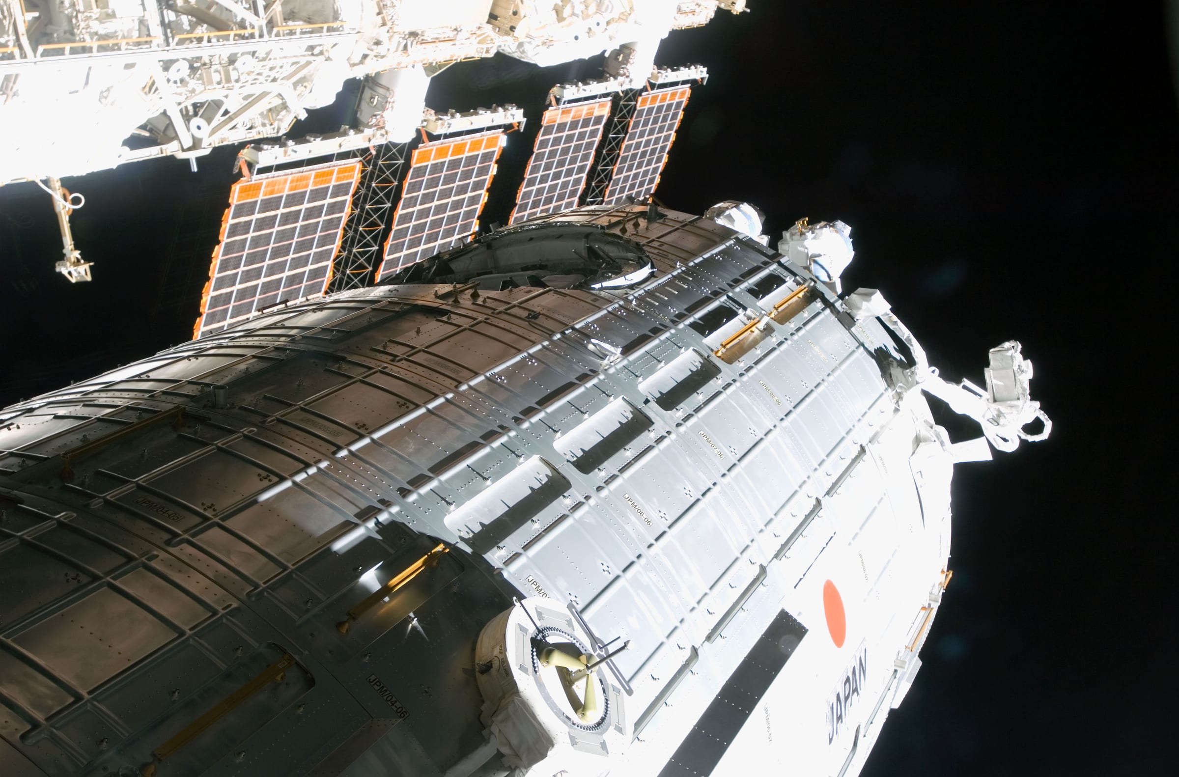 Le module japonais Kibo amarré à l'ISS, son drapeau national visible sur la coque