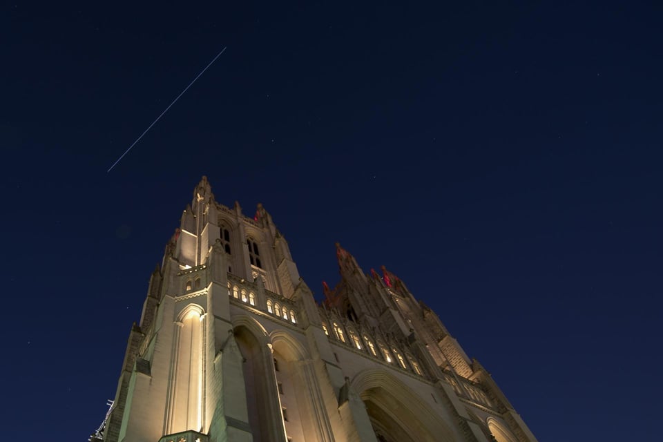 L'ISS traversant le ciel crépusculaire au-dessus de la cathédrale nationale de Washington