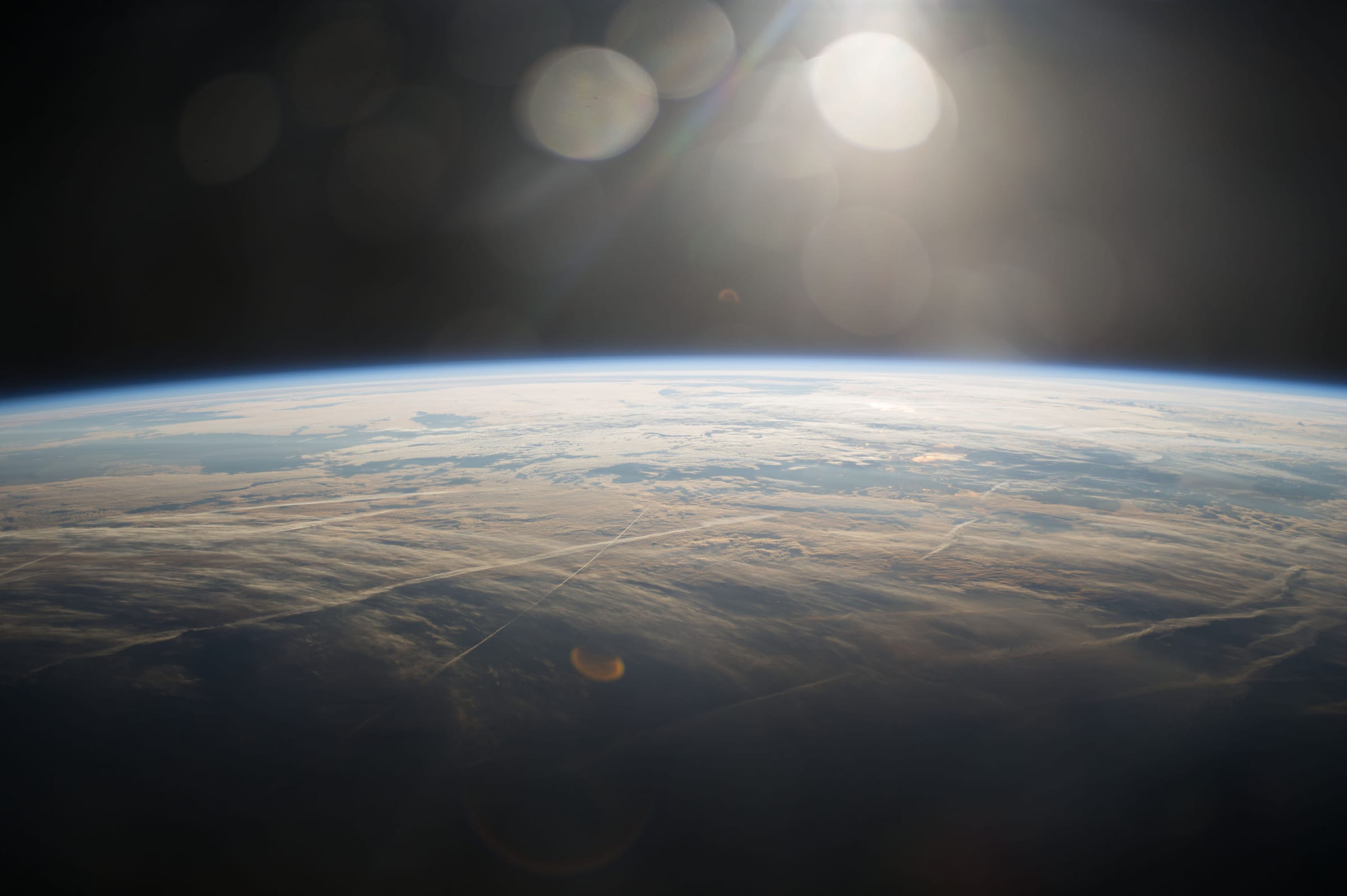 L'horizon terrestre vu depuis la Station Spatiale Internationale, la fine couche bleue de l'atmosphère se détachant sur le noir de l'espace