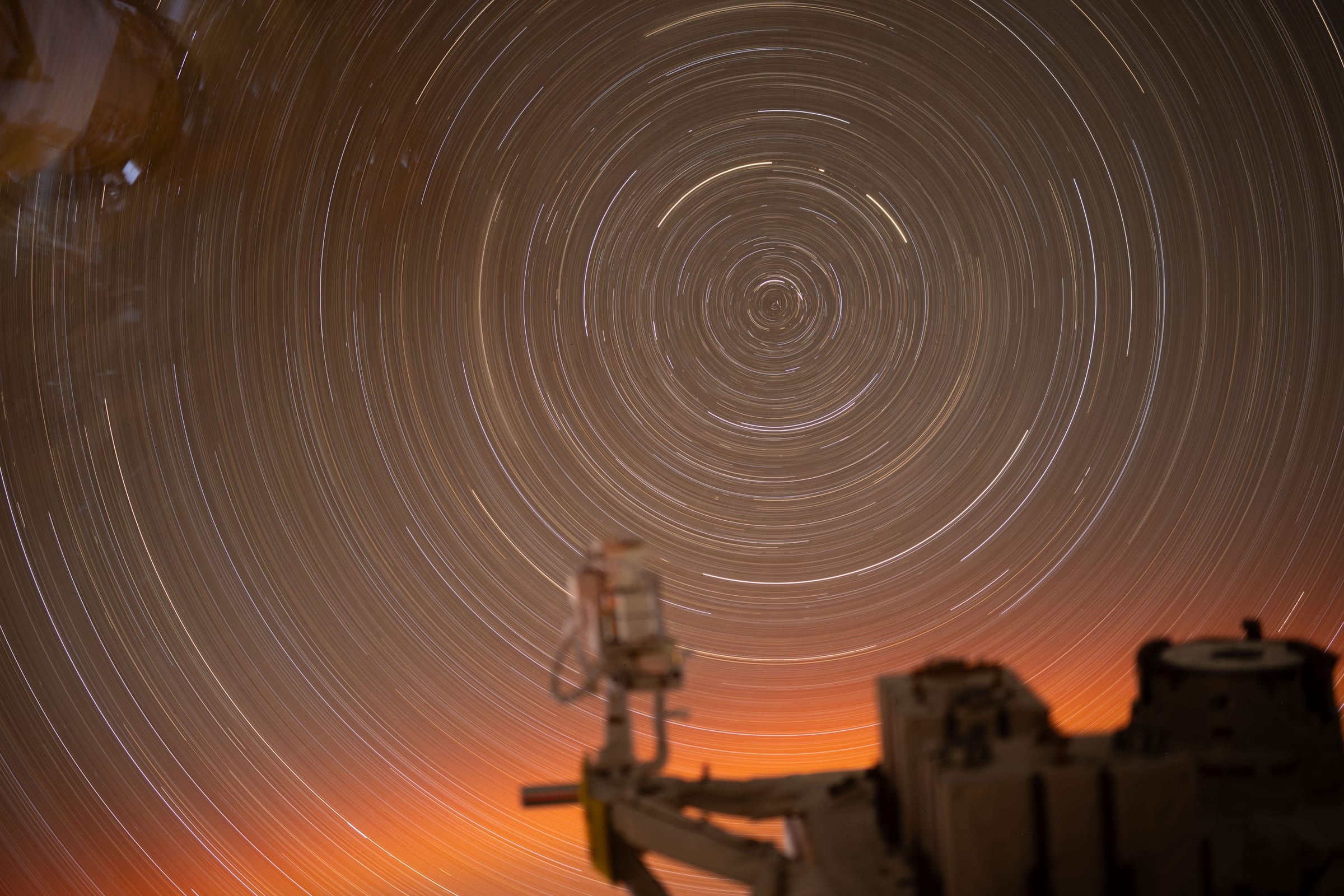 Traînées d'étoiles en arcs de cercle photographiées en pose longue depuis la Station Spatiale Internationale