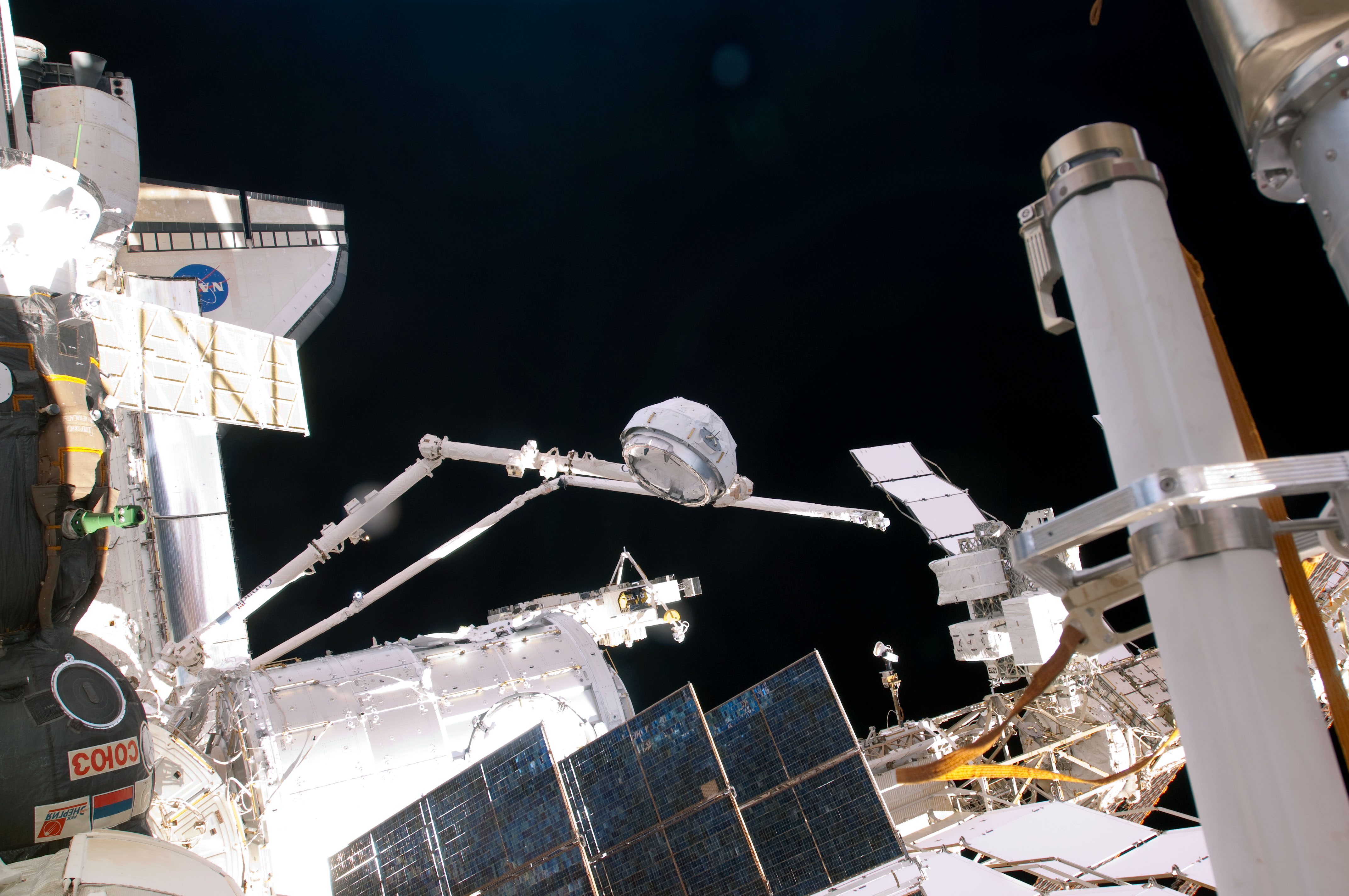 Le bras robotique Canadarm2 déplaçant le module Cupola lors de la mission STS-130