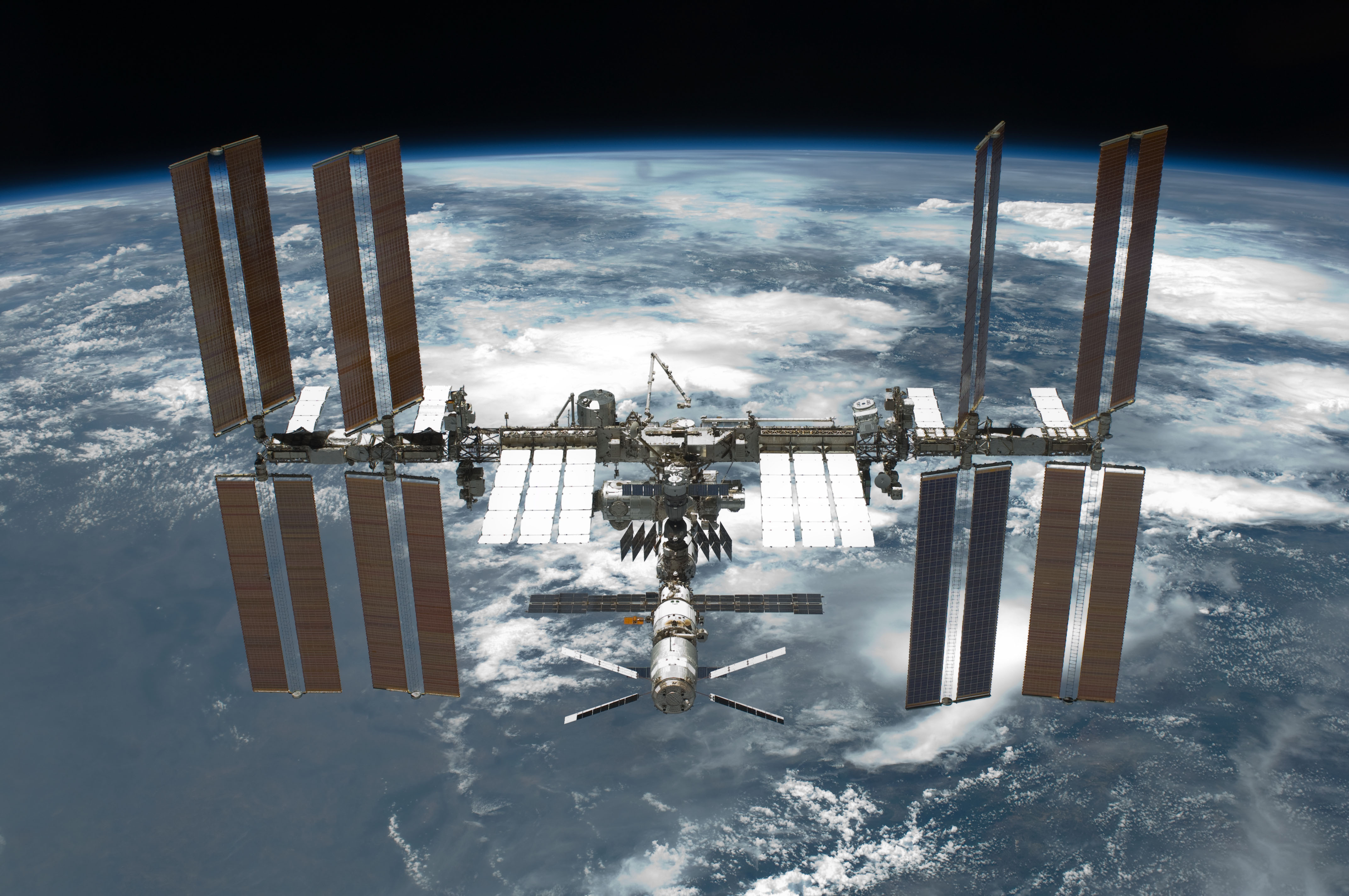 L'ISS photographiée dans son intégralité depuis la navette Endeavour, mission STS-134