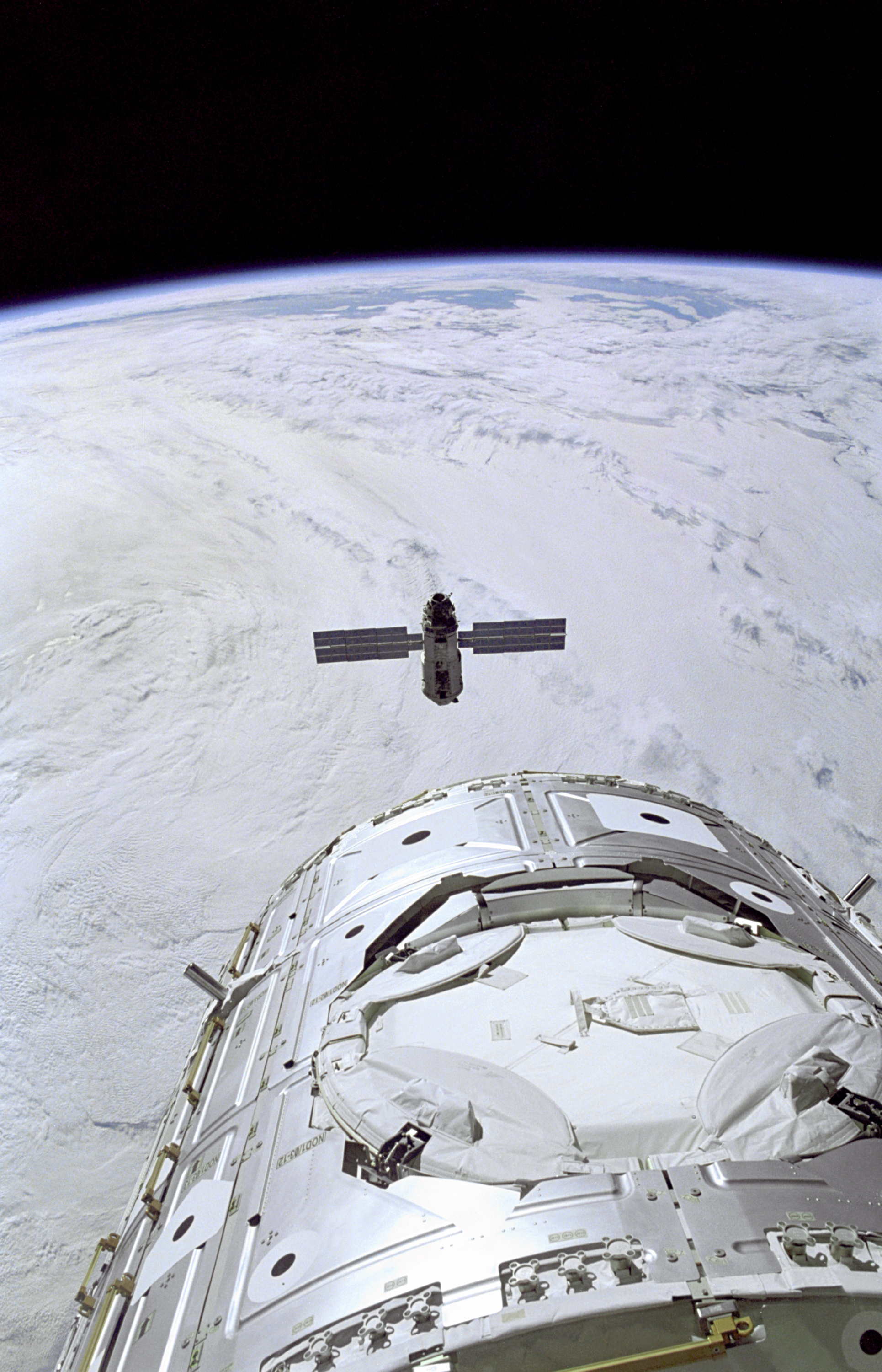 Le module Zarya photographié lors de son approche en orbite en 1998