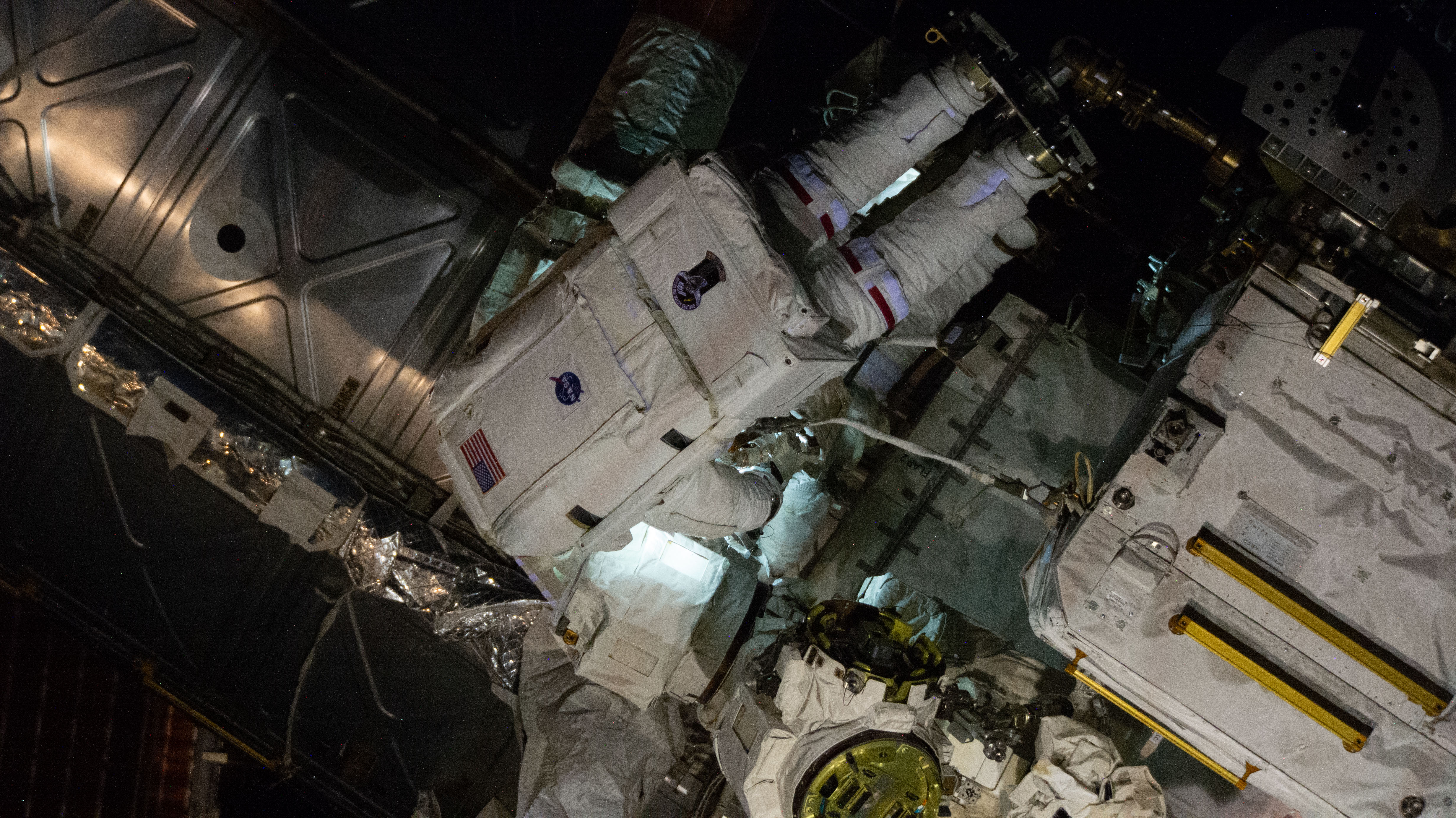 L'astronaute Chris Williams travaillant à l'extérieur de l'ISS
