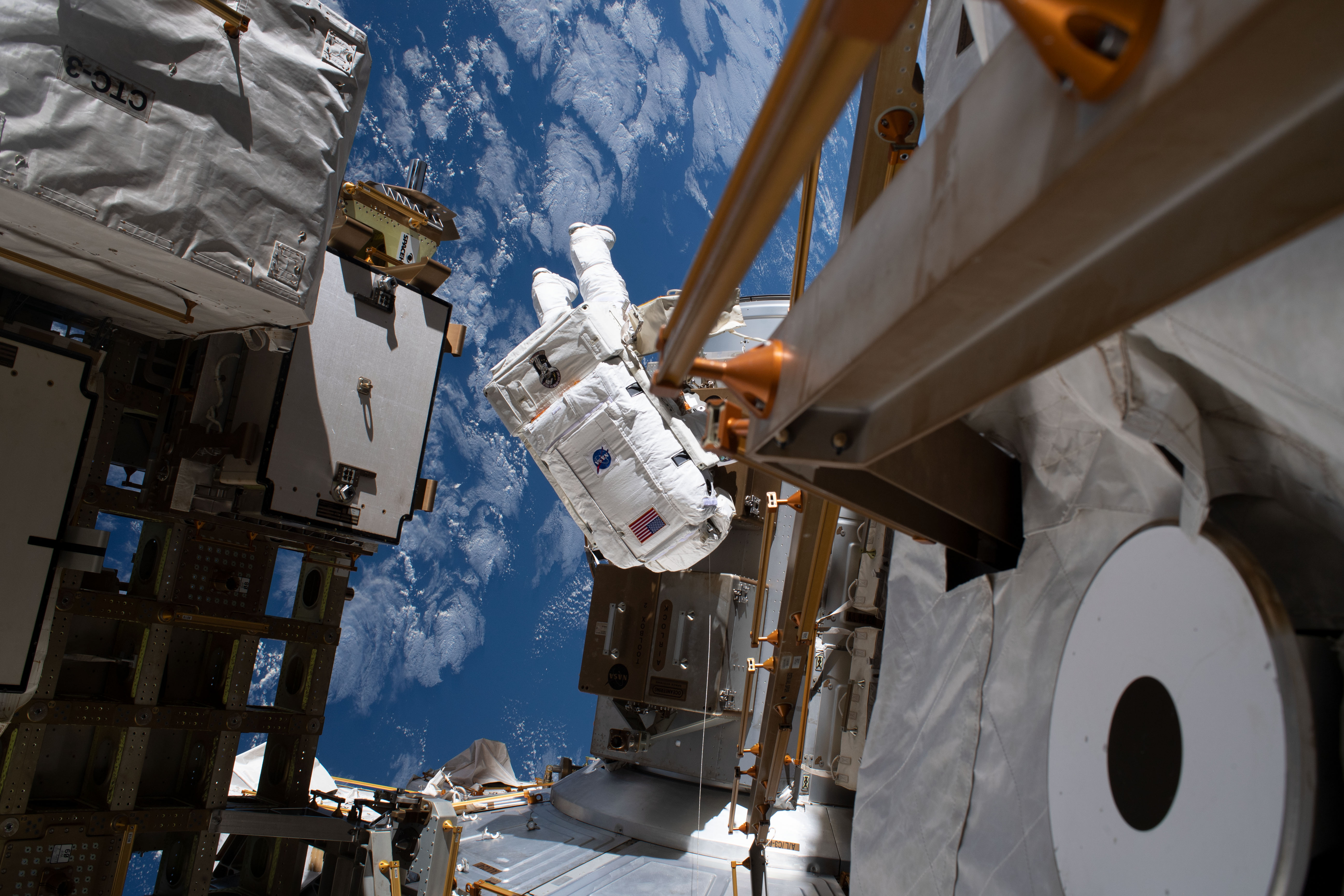 L'astronaute Jessica Meir photographiée d'en haut lors de la première sortie extravéhiculaire entièrement féminine