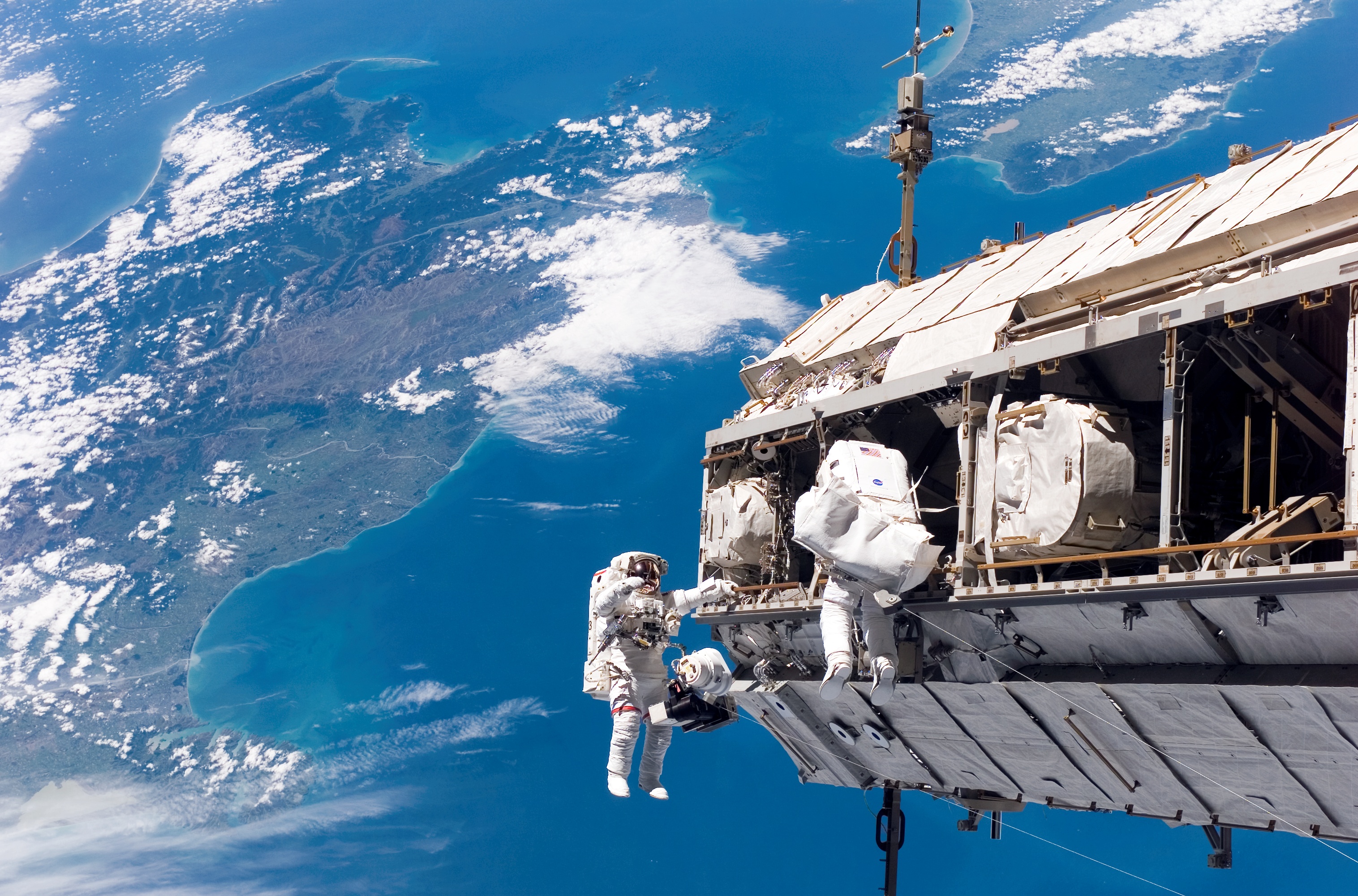 Sortie extravéhiculaire lors de la mission STS-116