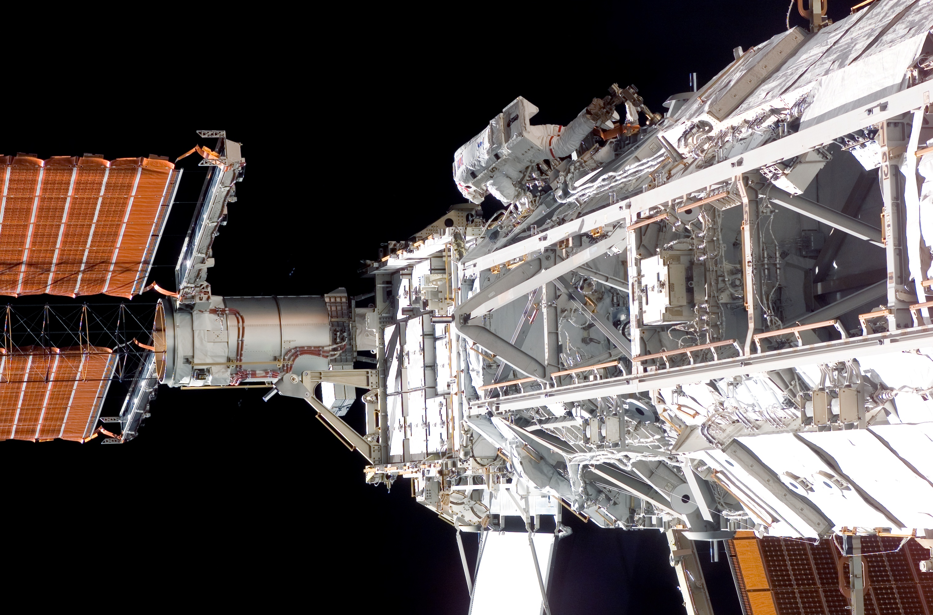 Sortie extravéhiculaire lors de la mission STS-117