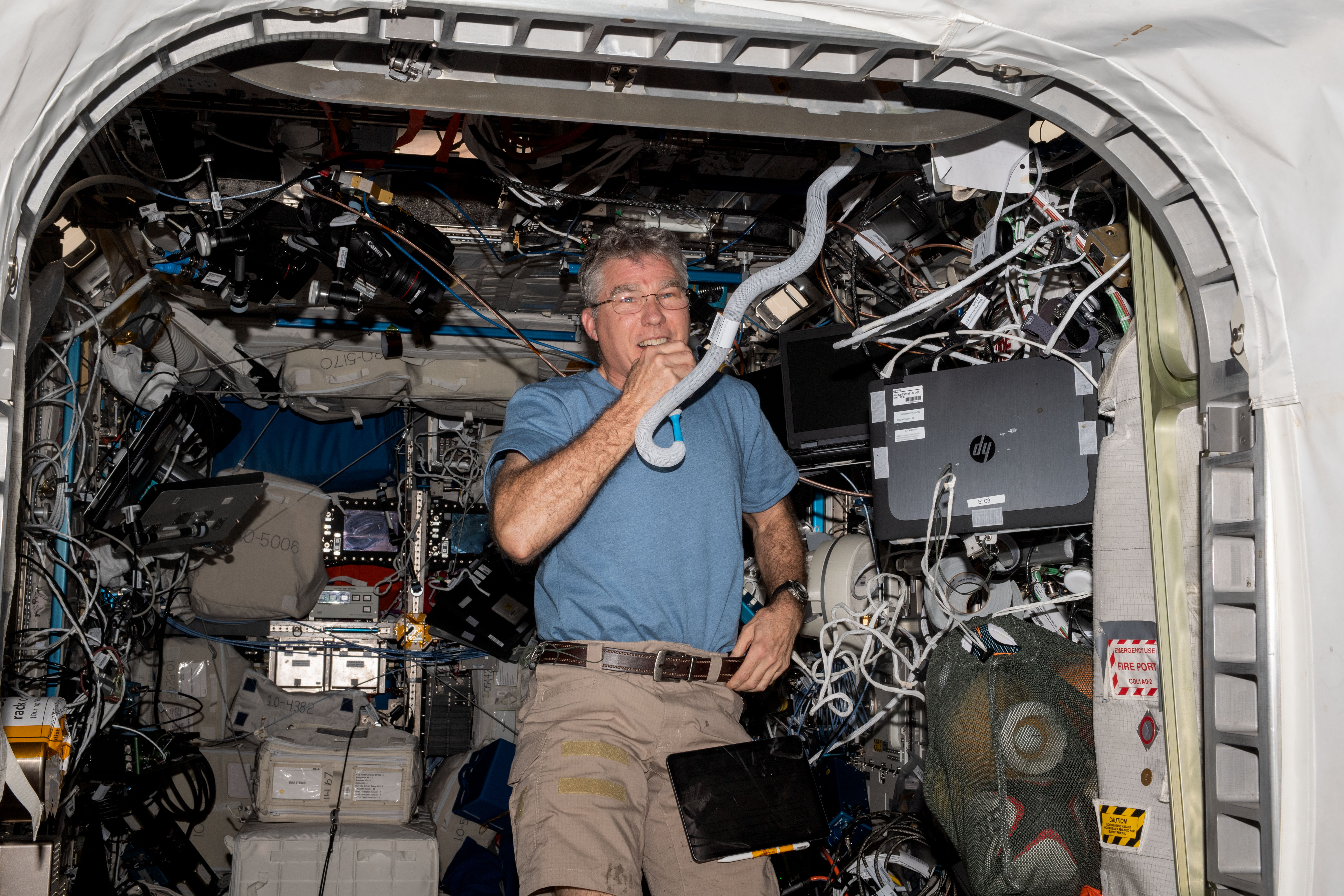 L'astronaute Stephen Bowen en session radioamateur avec des élèves depuis le module Columbus