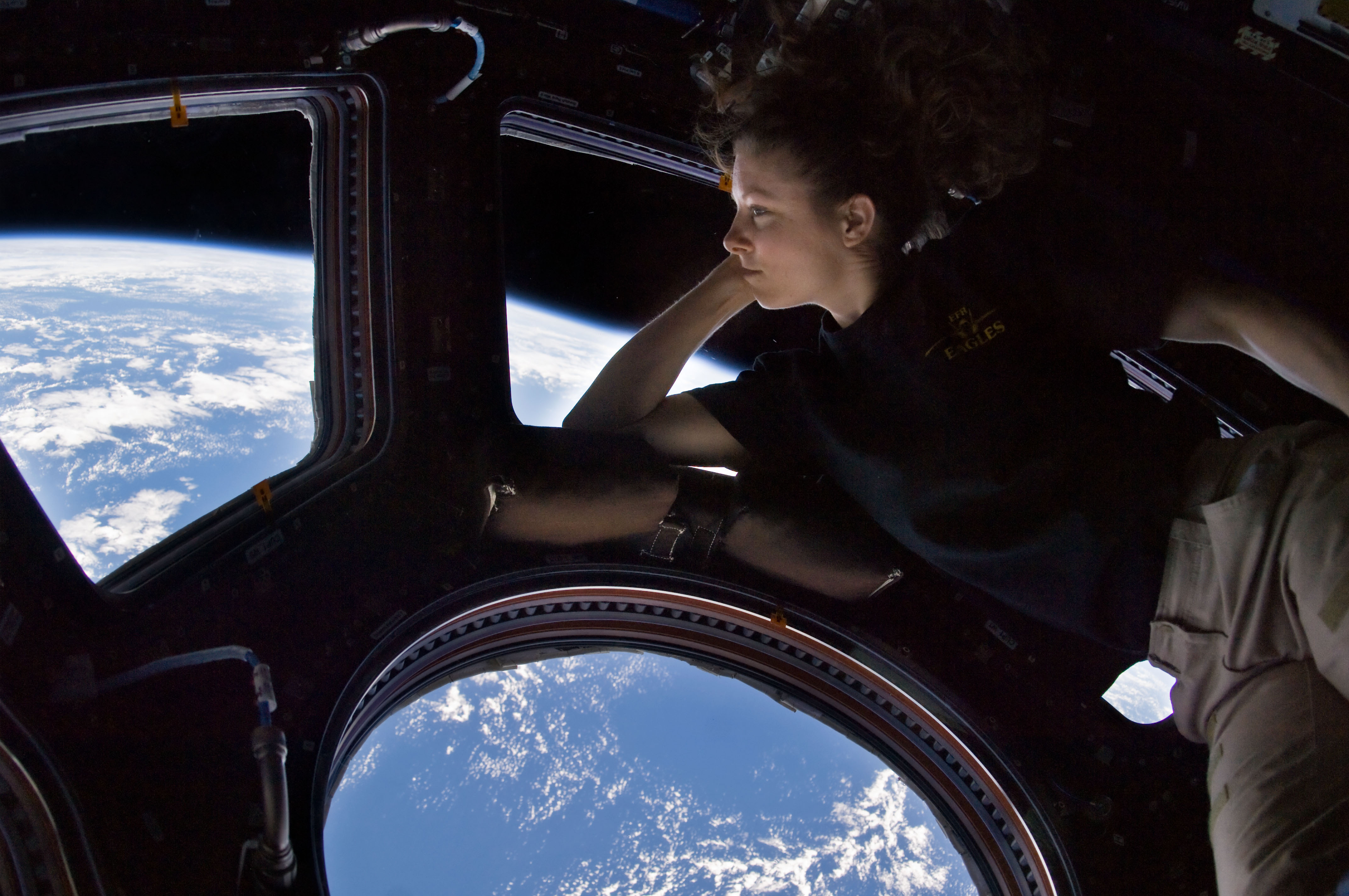 L'astronaute Tracy Caldwell Dyson observant la Terre depuis le Cupola de l'ISS