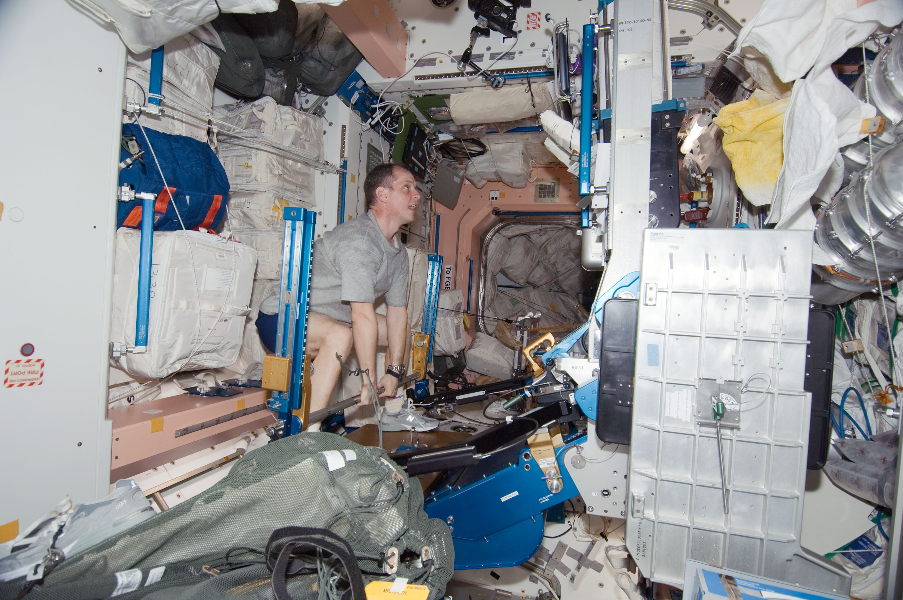 L'astronaute T.J. Creamer sur l'ARED, appareil de musculation de l'ISS