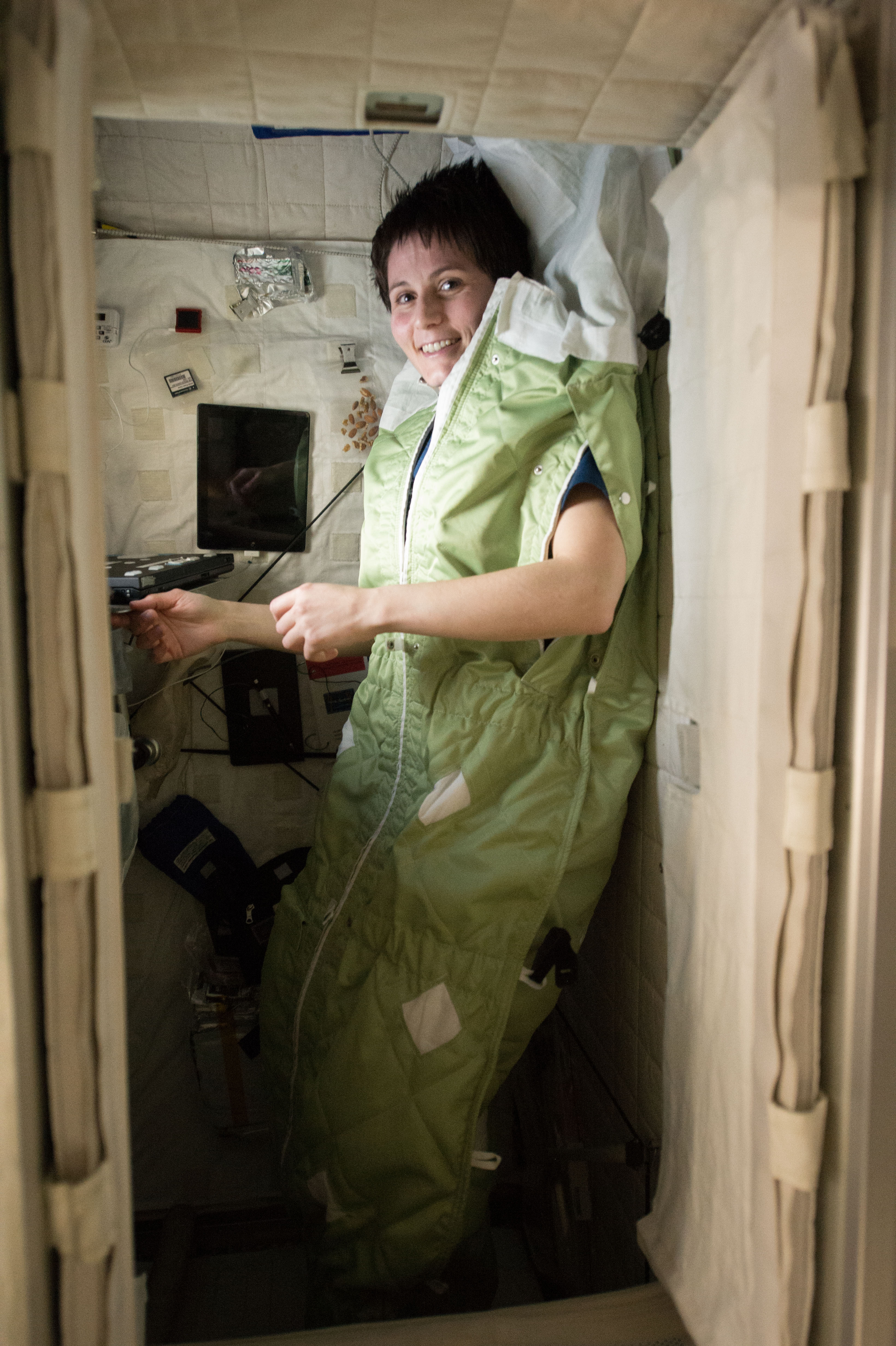 L'astronaute Samantha Cristoforetti dans sa cabine personnelle à bord de l'ISS