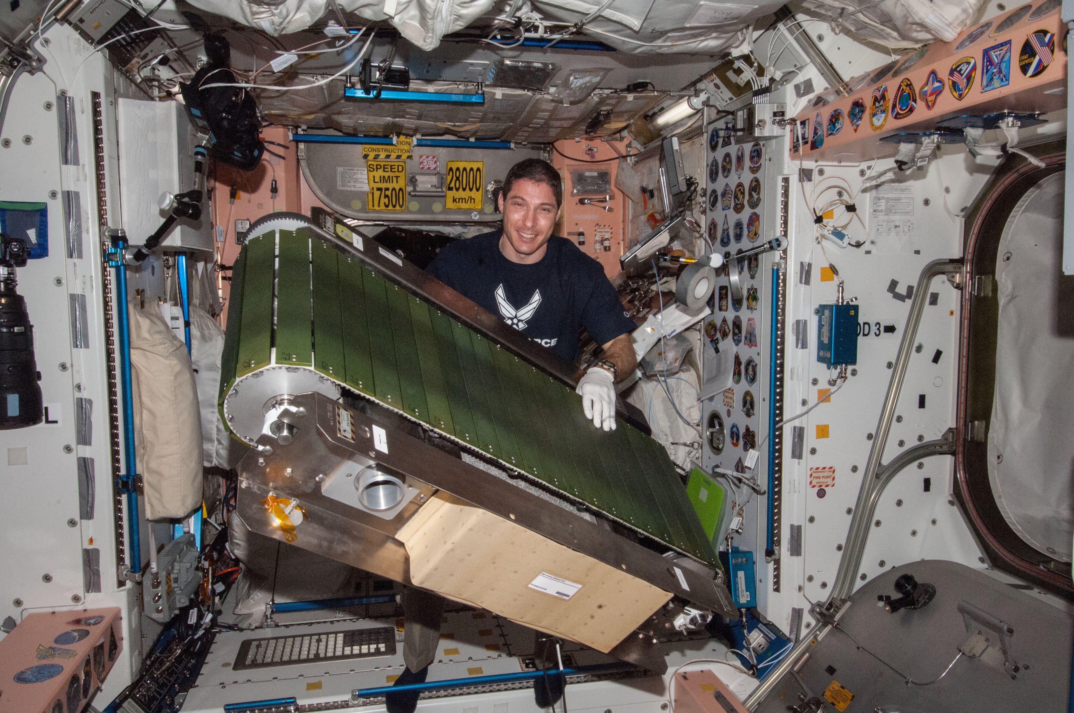 L'astronaute Mike Hopkins sur le tapis de course COLBERT dans le module Unity
