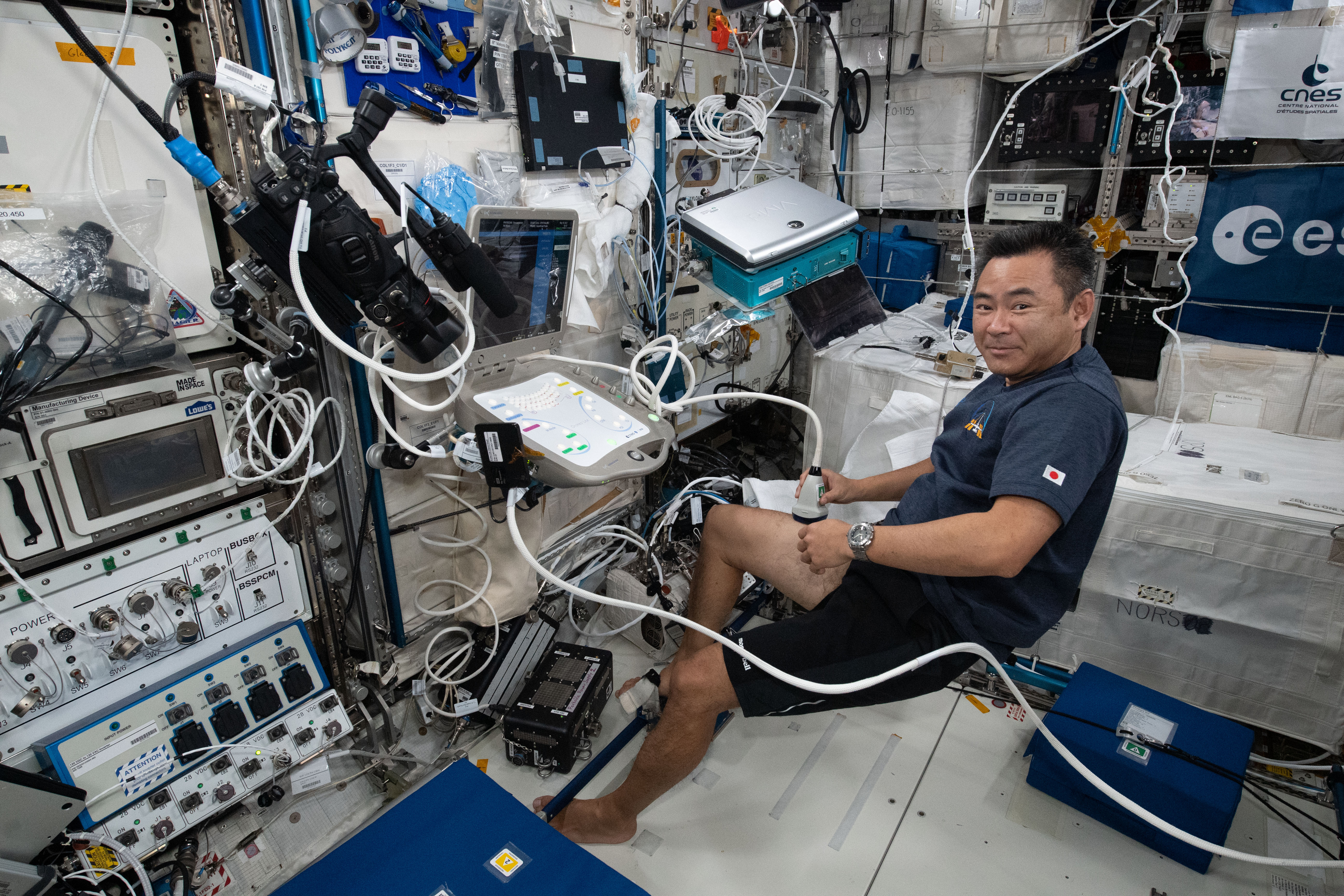 L'astronaute Akihiko Hoshide réalise une échographie de sa jambe à bord de l'ISS