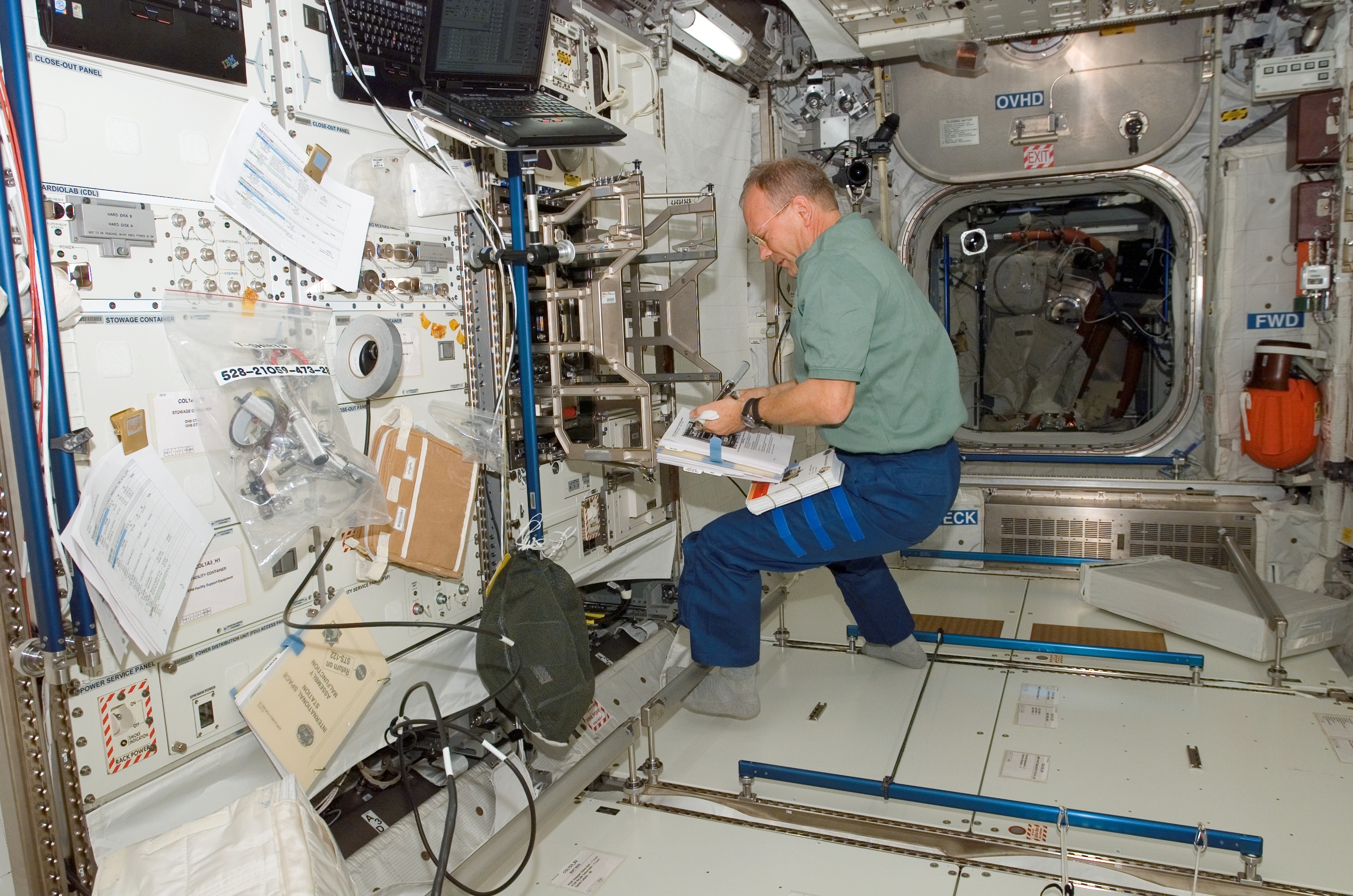 Vue intérieure du laboratoire européen Columbus à bord de l'ISS