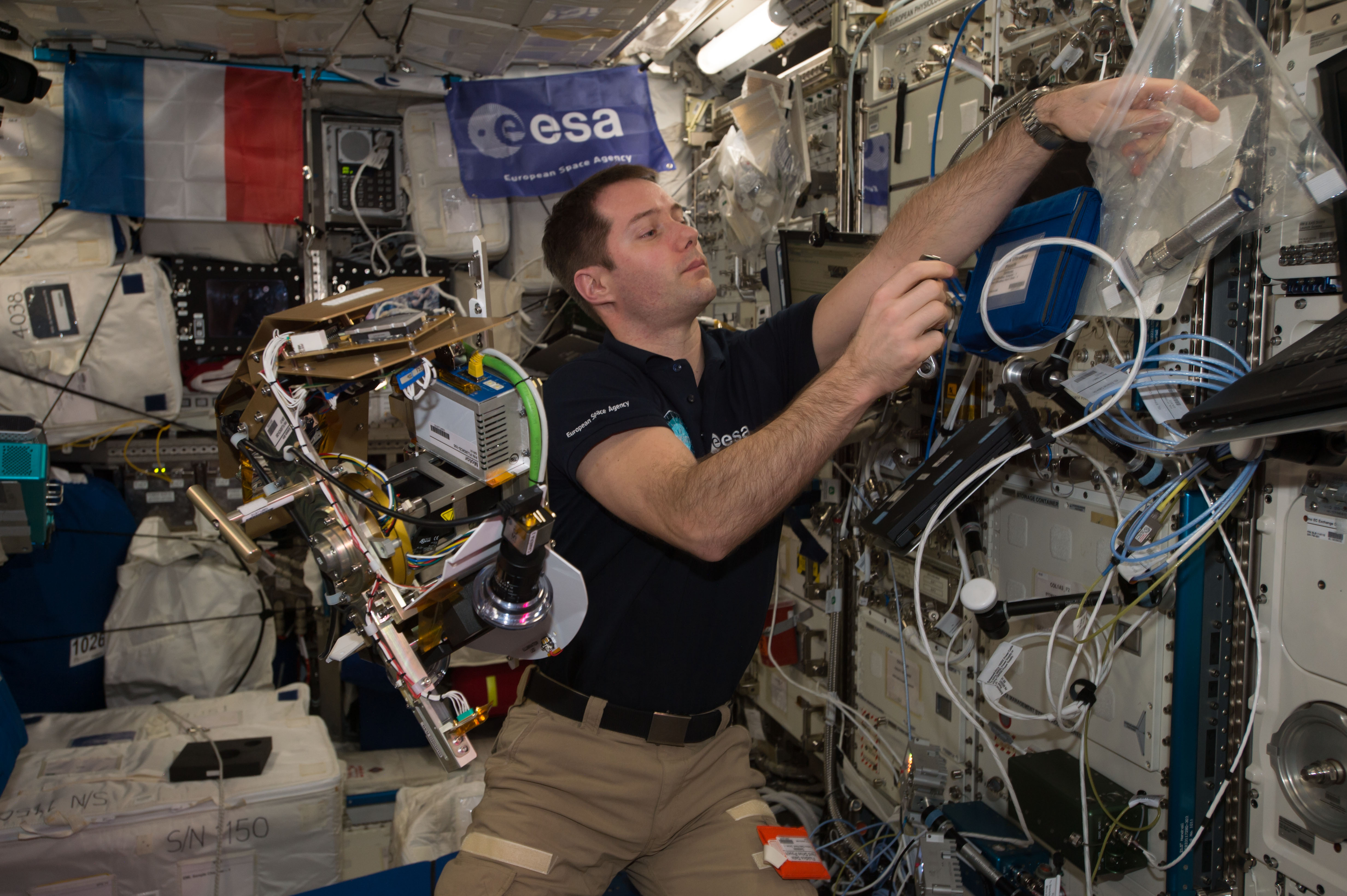 Thomas Pesquet travaillant dans le laboratoire Columbus de l'ISS